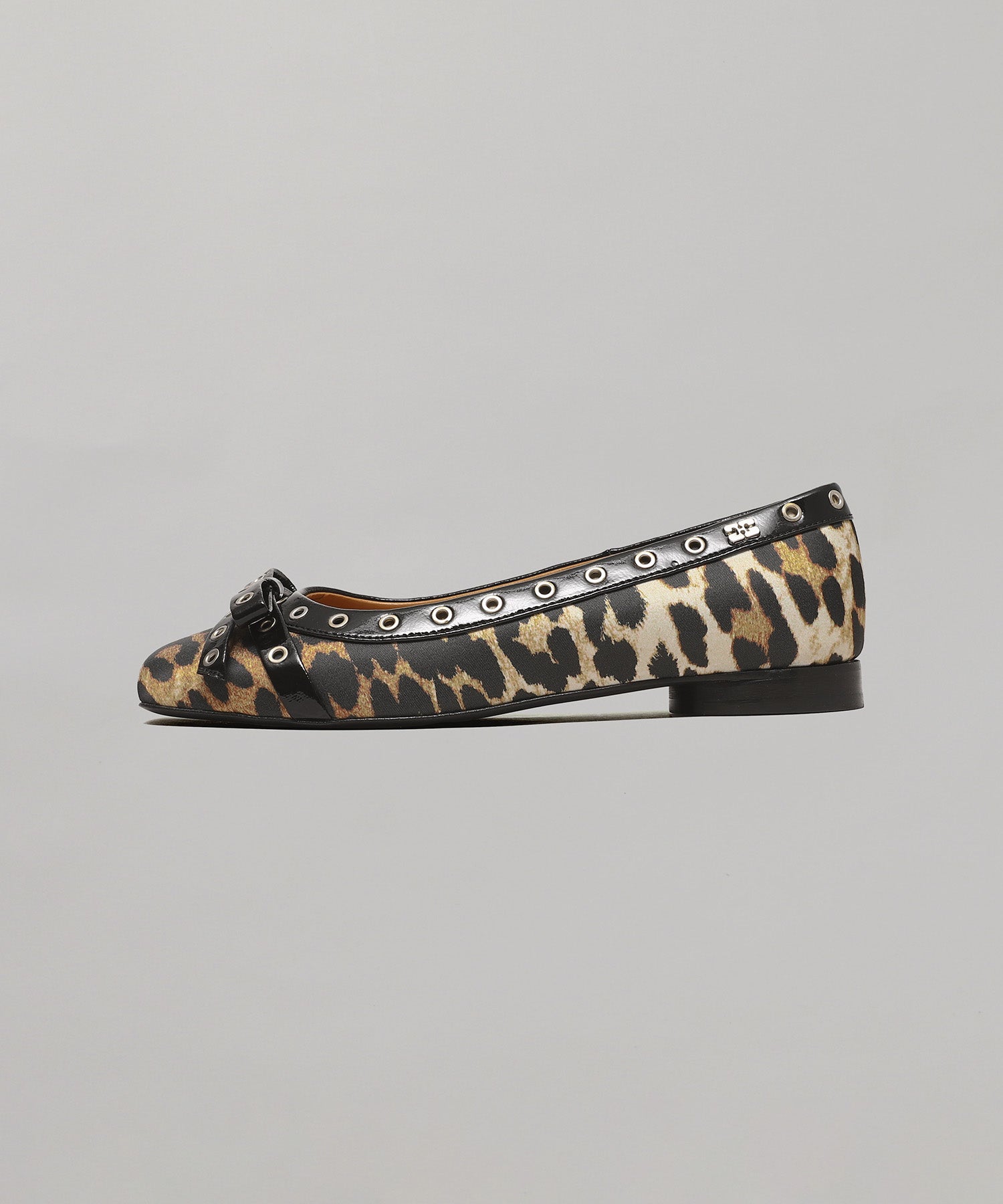 ガニー(GANNI)｜Eyelets Bow Ballerina Satin Print