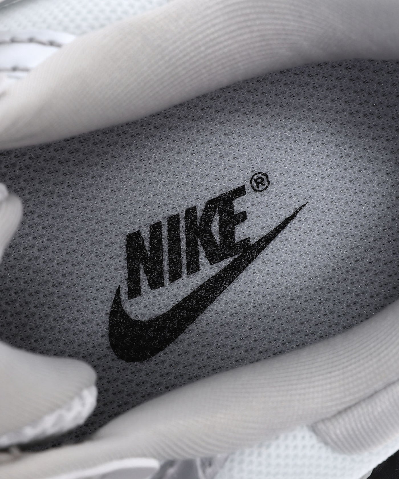 ナイキ(NIKE)｜Nike Wmns V2K Run｜スニーカー・ファッションの