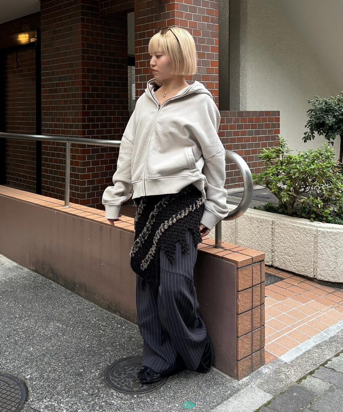 Fluffy-Trim Mesh Knit Apron｜パーバーズ(PERVERZE)｜Forget-me-nots
