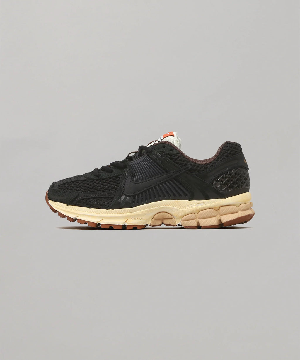 ナイキ(NIKE)｜ Wmns Zoom Vomero 5 Prm｜スニーカー・ファッションの